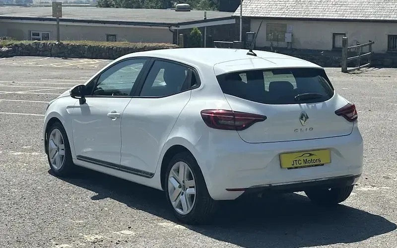 Used Renault Clio Play 72 HP (52 kW) 2020 White Hatchback
