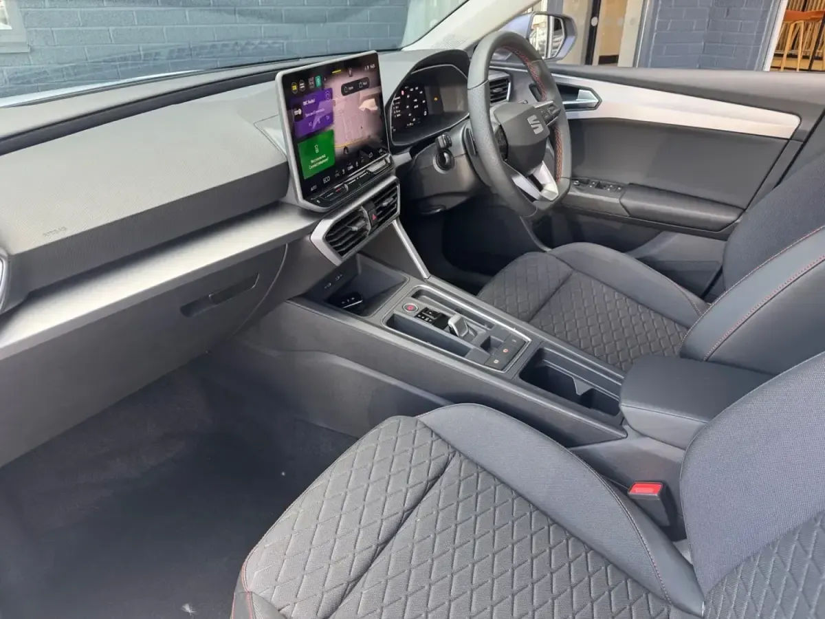 Ny Seat Leon FR 200 HK (147 kW) 2025 Vit Halvkombi
