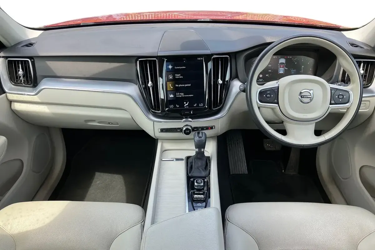 Used Volvo XC60 Momentum 190 HP (139 kW) 2020 Red SUV