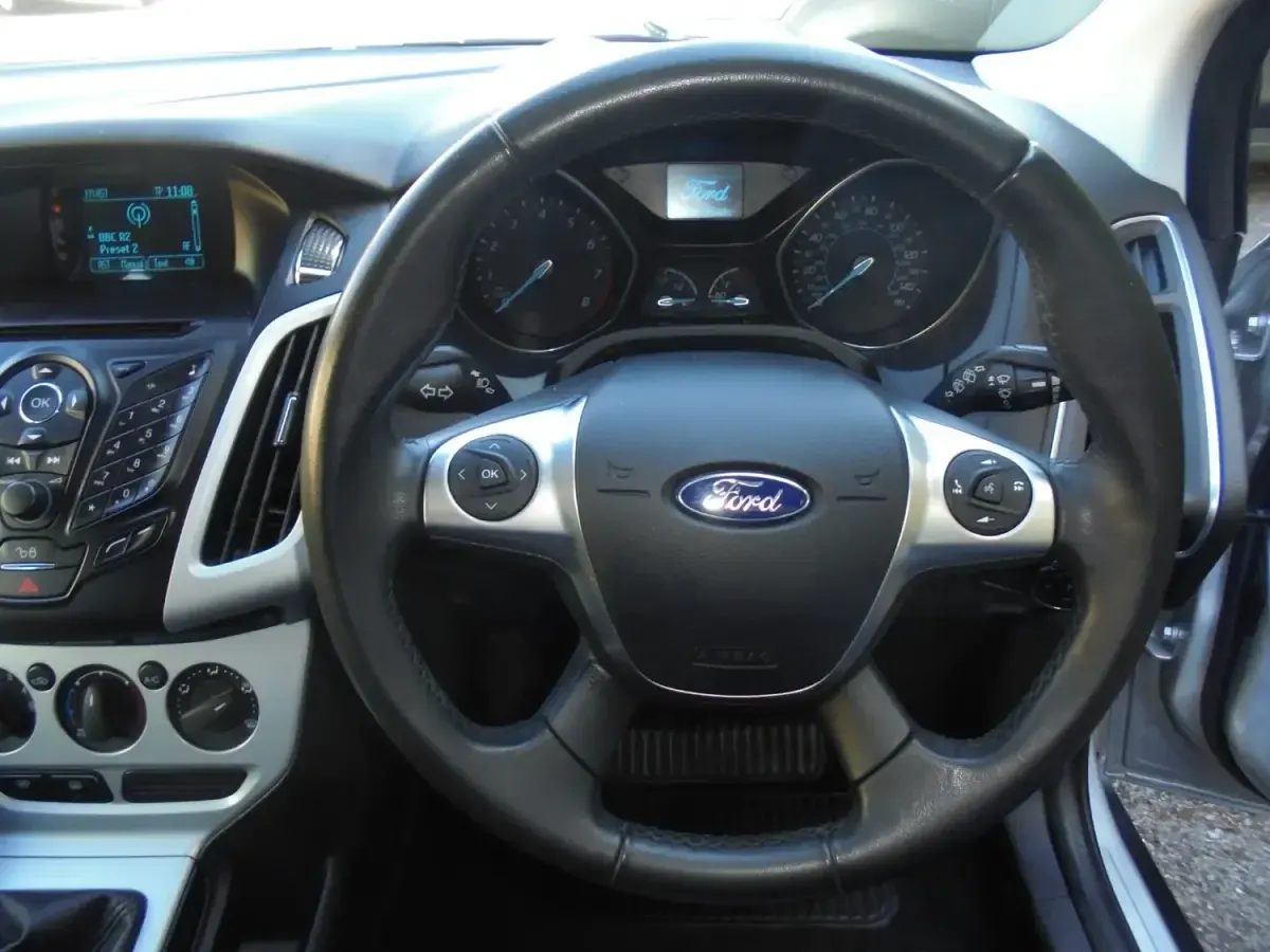Używany Ford Focus Zetec 2014 Srebrny Hatchback