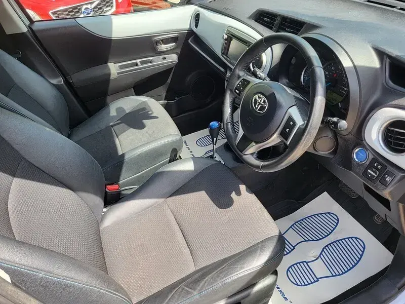 Used Toyota Yaris Hybrid Trend 100 HP (73 kW) 2014 Silver Hatchback