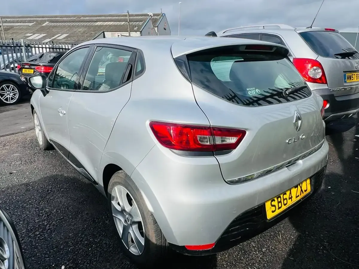 Used Renault Clio Dynamique 75 HP (55 kW) 2014 Silver Hatchback
