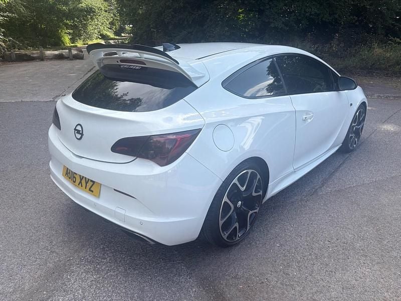 Used Vauxhall Astra GTC 280 HP (205 kW) 2016 White Hatchback