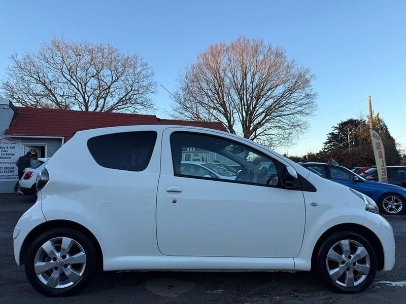 White Used 2012 Toyota Aygo Hatchback | £2,485 (A bit pricey) - Image 1/4