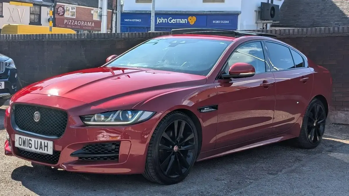 Używany Jaguar XE R-Sport 180 KM (132 kW) 2016 Czerwony Sedan/Limuzyna