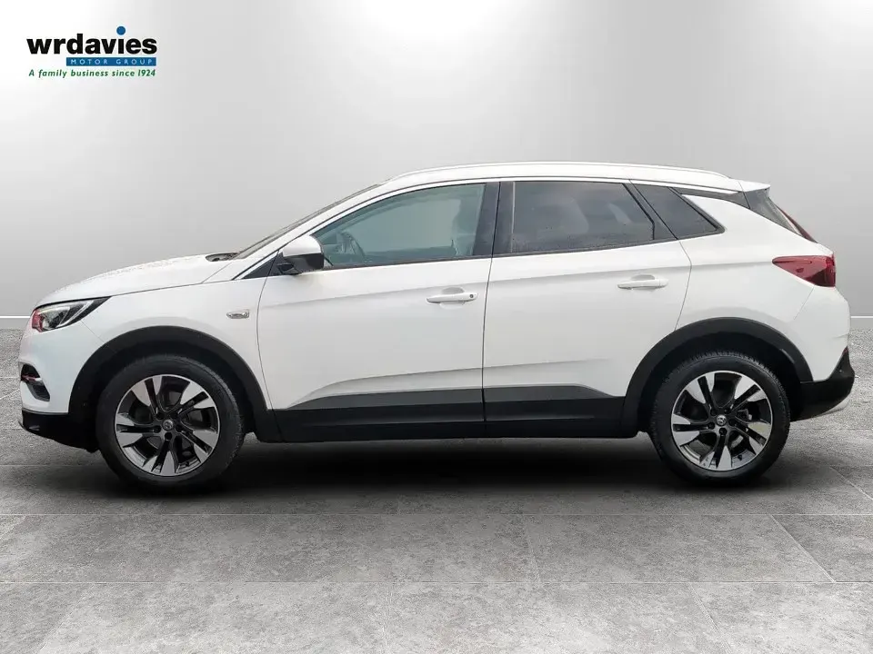 Used Vauxhall Grandland X Sport 130 HP (95 kW) 2018 White SUV