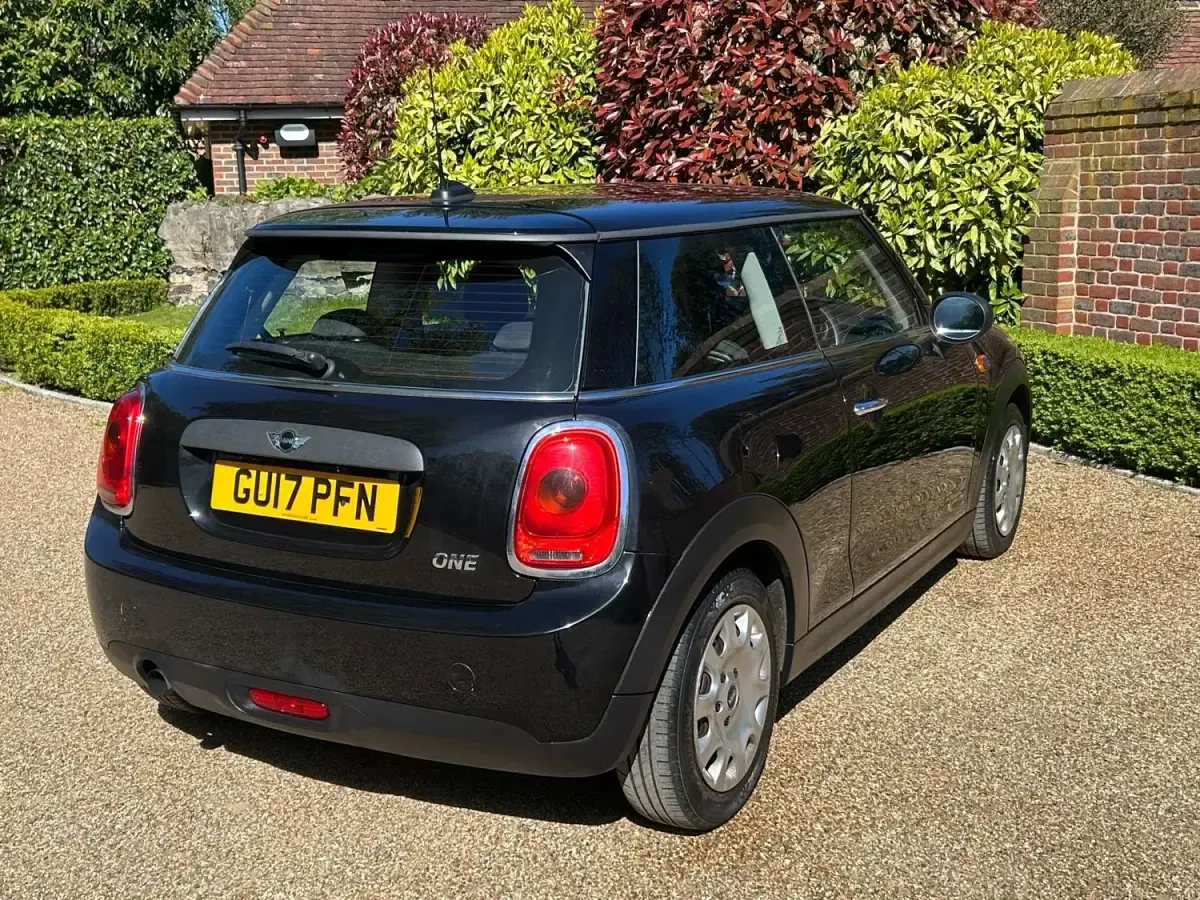 Begagnad Mini ONE Hatch 2017 Svart Halvkombi