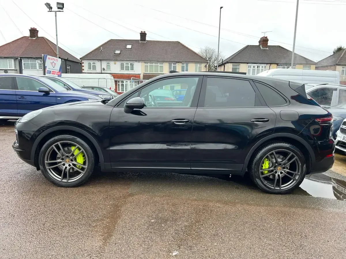 Used Porsche Cayenne 462 HP (339 kW) 2018 Black SUV