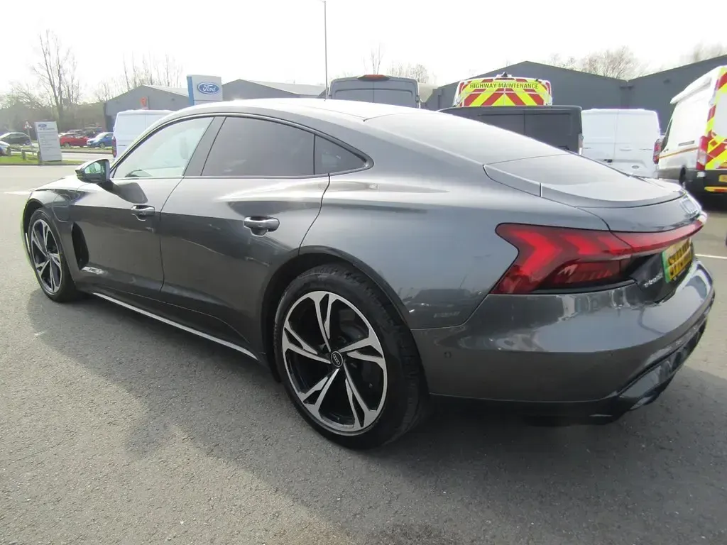 Second-hand Audi e-tron GT quattro Comfort 389 kW (530 CP) 2023 Gri Berlinǎ