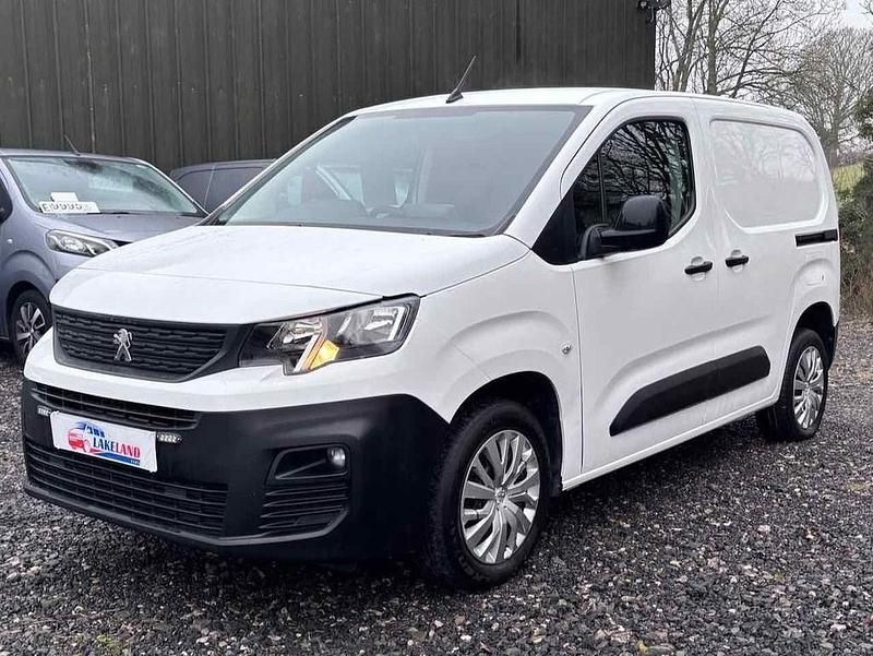 Used Peugeot Partner Premium 100 HP (73 kW) 2022 White MPV