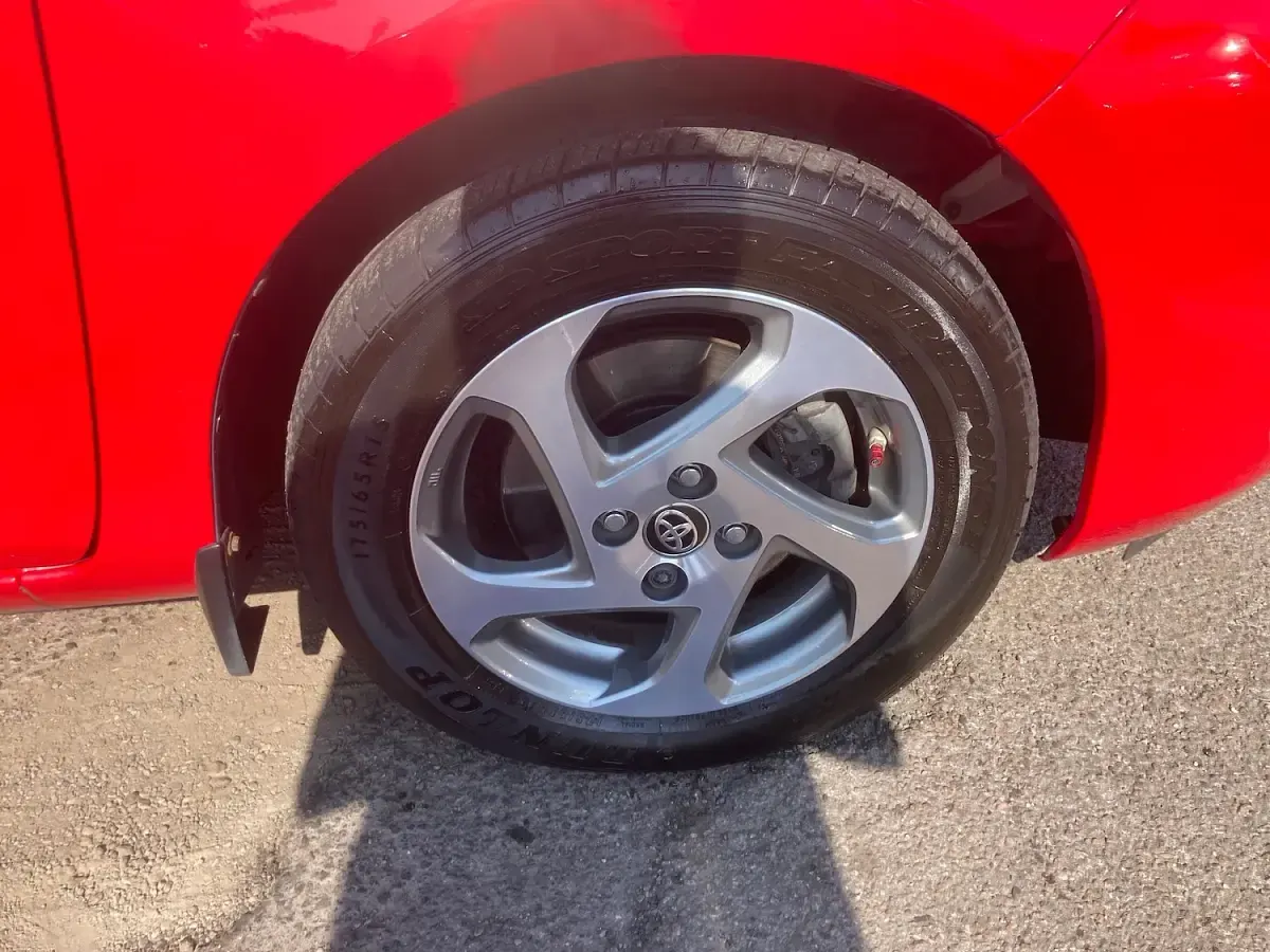 Used Toyota Yaris 101 HP (74 kW) 2016 Red Hatchback
