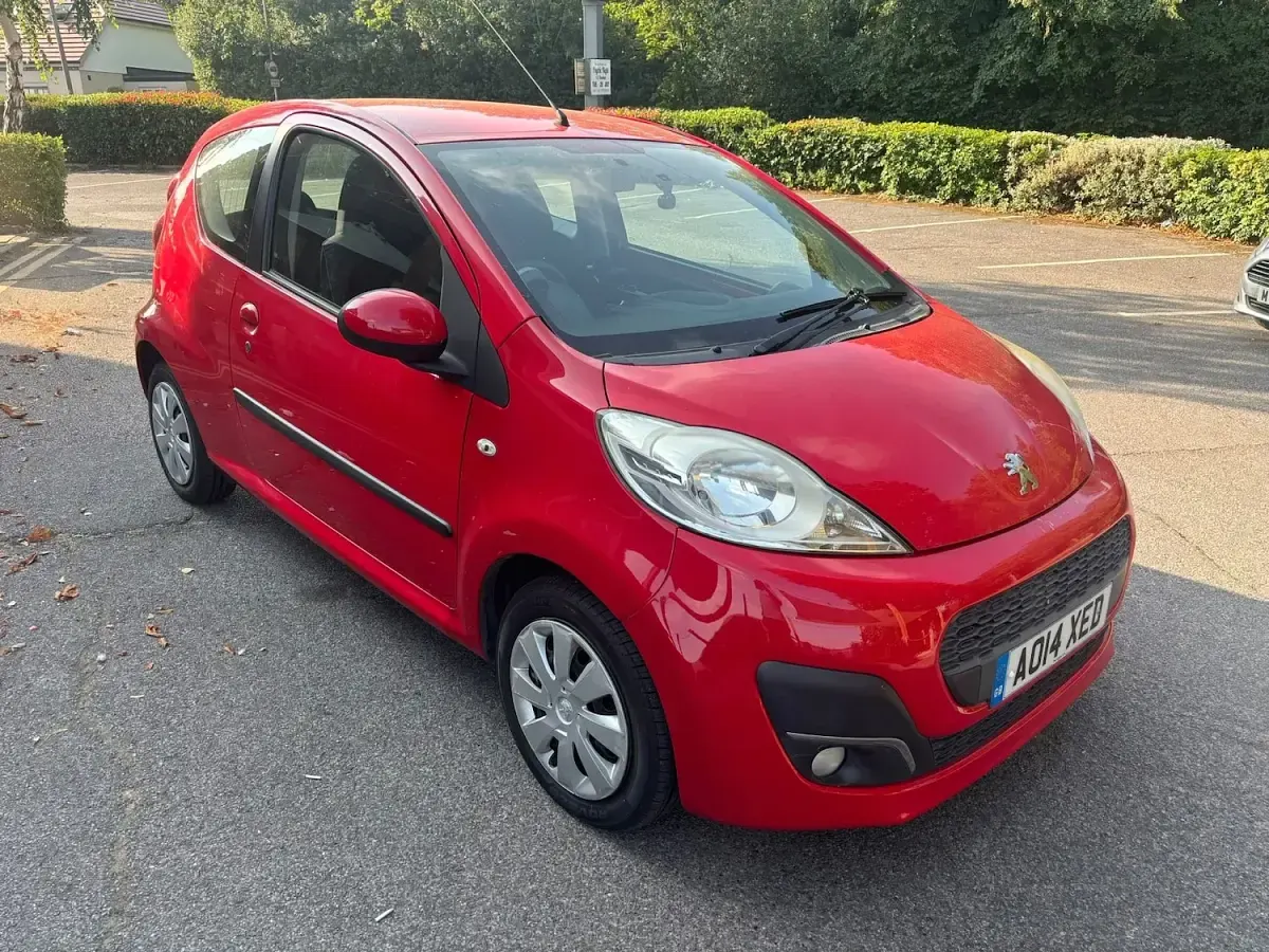 Used Peugeot 107 Active 68 HP (50 kW) 2014 Red Hatchback