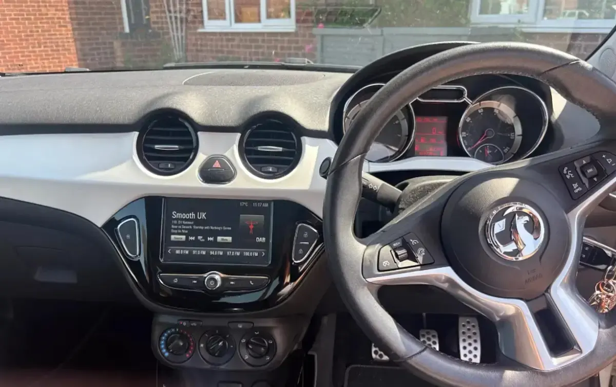 Used Vauxhall Adam 70 HP (51 kW) 2017 White Hatchback