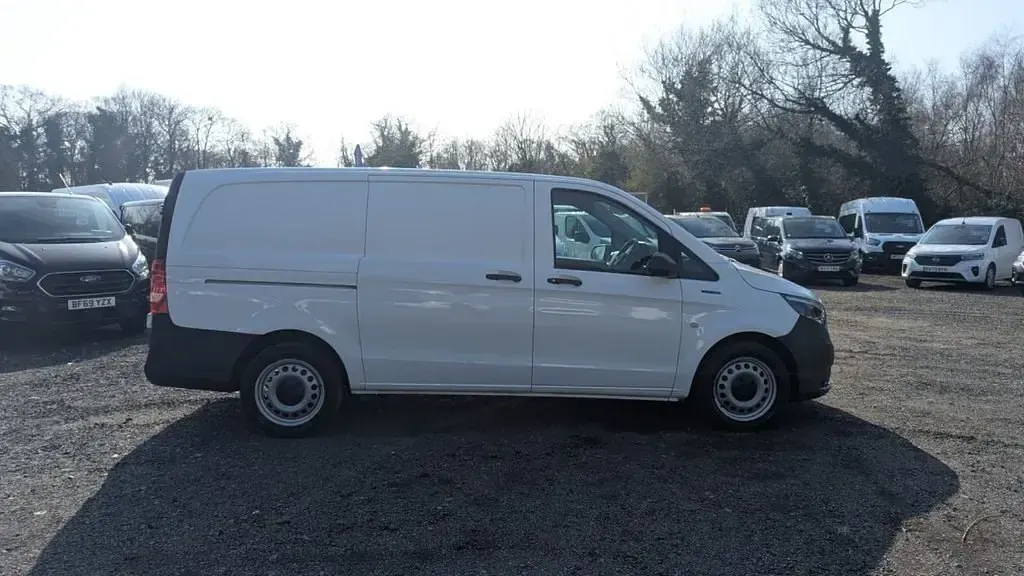 Begagnad Mercedes e-Vito Progressive 85 kW (116 HK) 2022 Vit Van