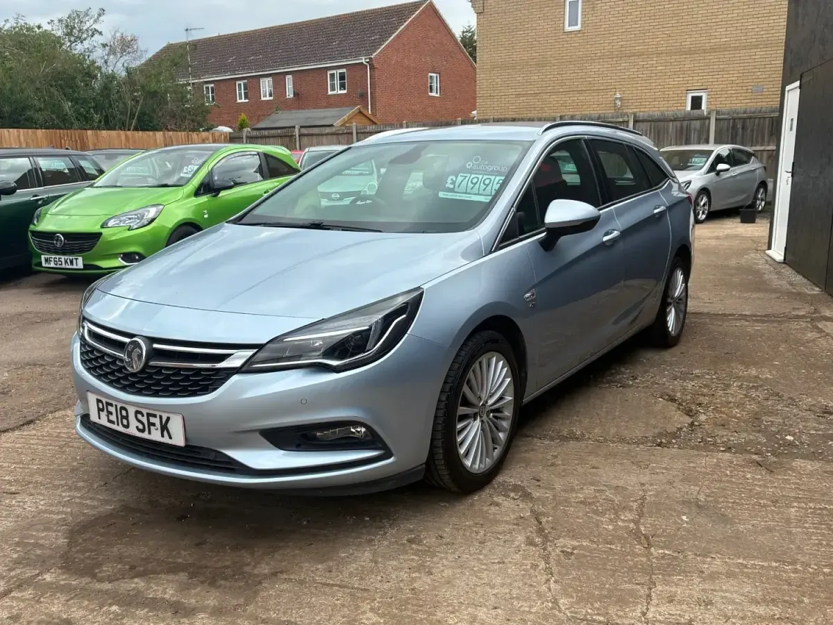 Usado Vauxhall Astra Elite 150 CV (110 kW) 2018 Plateado Familiar