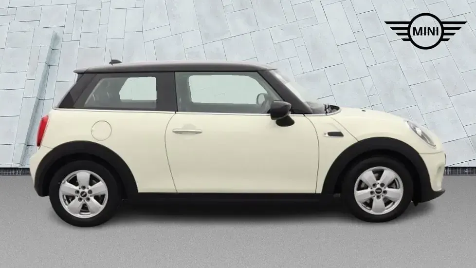 Used Mini Cooper Classic 134 HP (98 kW) 2019 White Hatchback