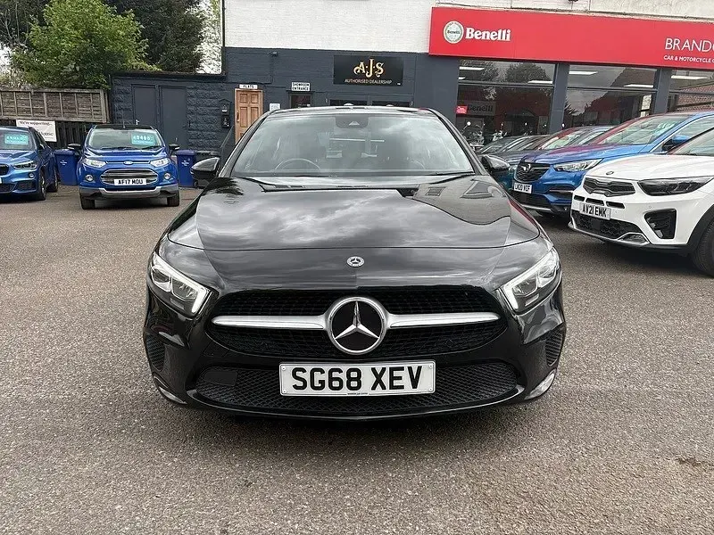 Begagnad Mercedes A180 2018 Svart Halvkombi