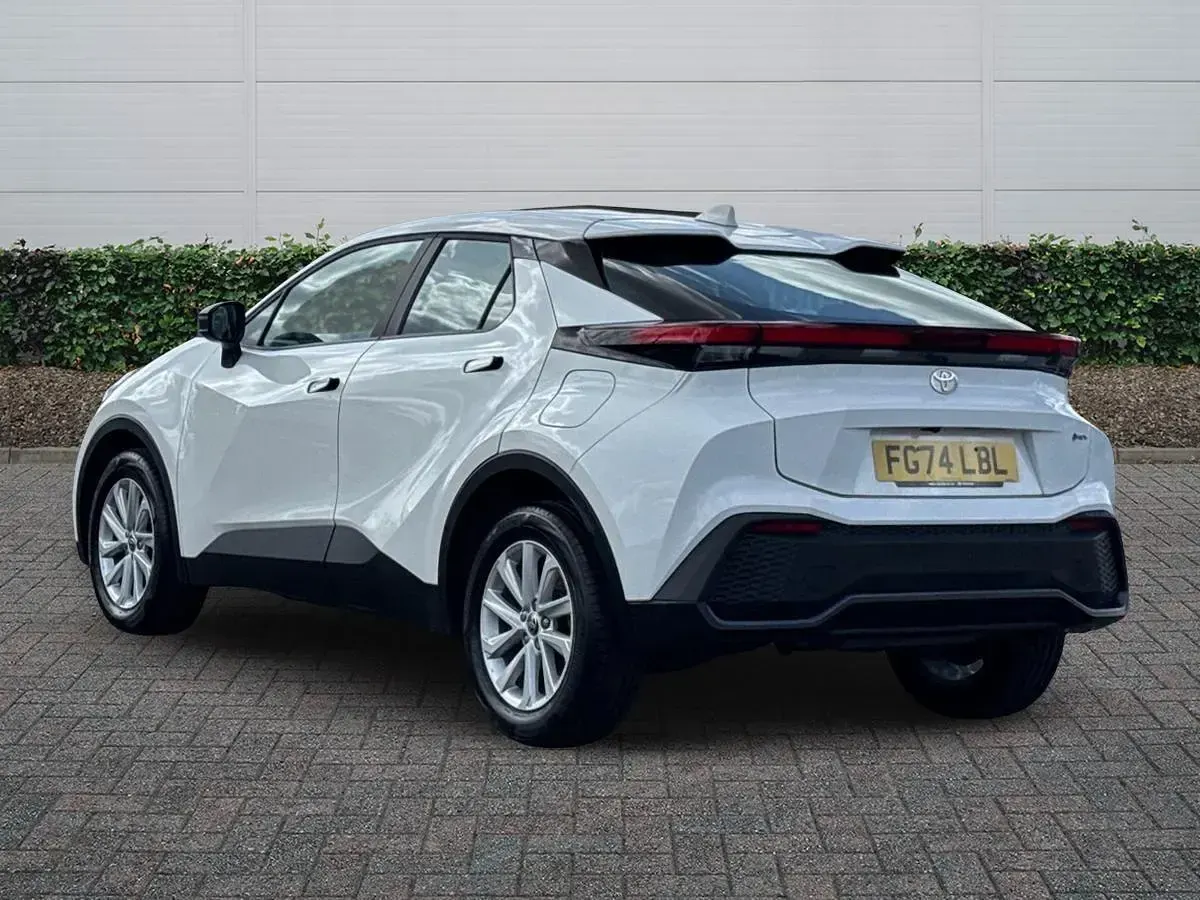 Used Toyota C-HR 140 HP (102 kW) 2024 White SUV