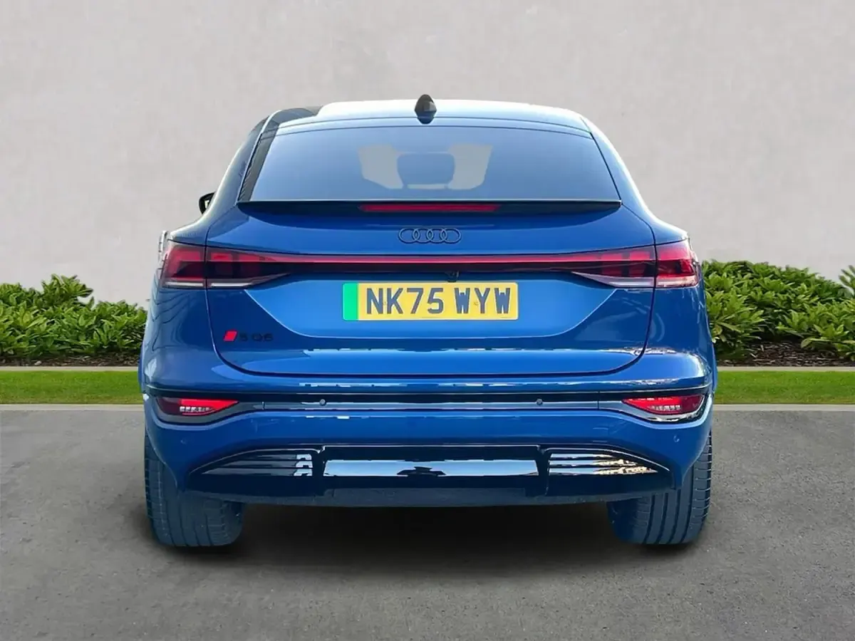 Begagnad Audi e-tron Business 359 kW (489 HK) 2025 Blå SUV