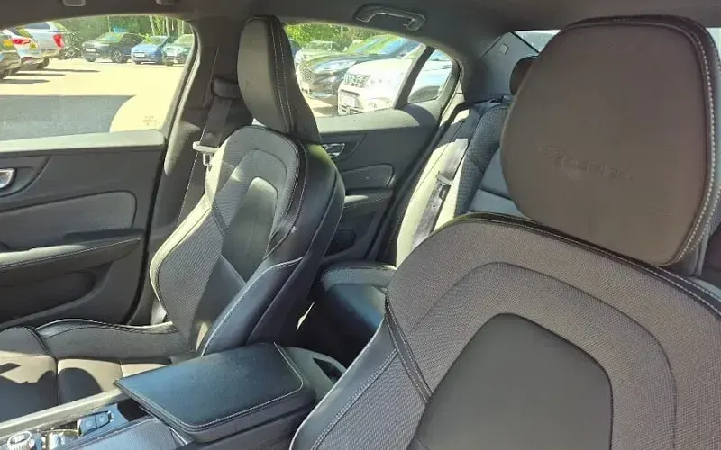 Used Volvo S60 R-Design 250 HP (183 kW) 2019 Sedan