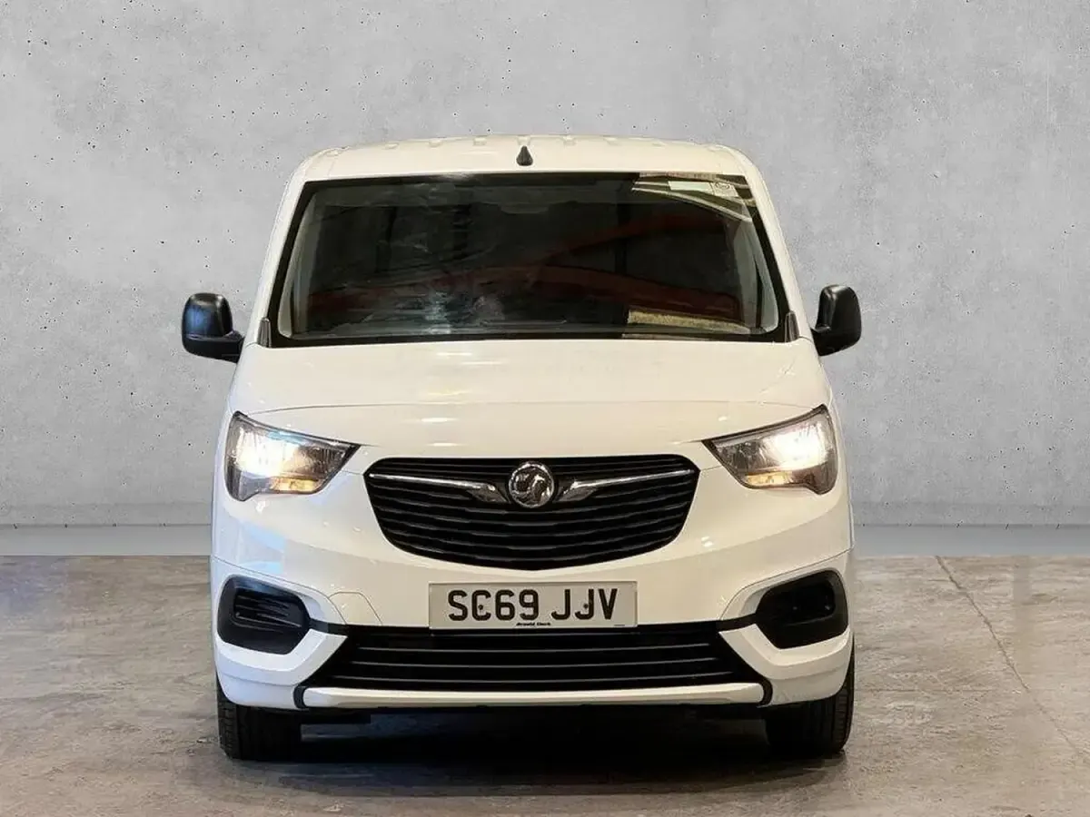 Usado Vauxhall Combo Sportive 100 HP (73 kW) 2020 Branco Monovolume