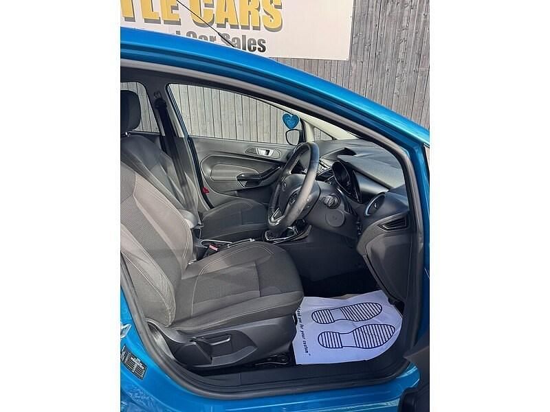 Używany Ford Fiesta Titanium 2015 Niebieski Hatchback