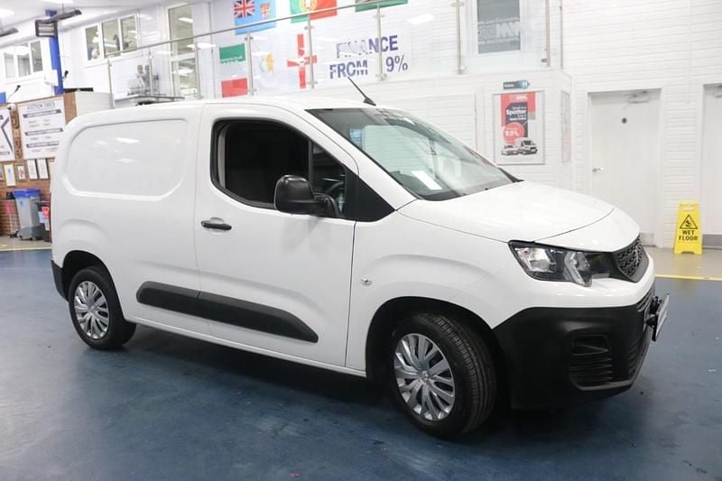 Used Peugeot Partner 100 HP (73 kW) 2020 White MPV