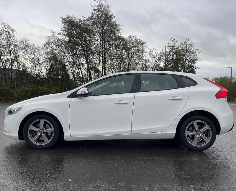 Used Volvo V40 120 HP (88 kW) 2016 White Hatchback