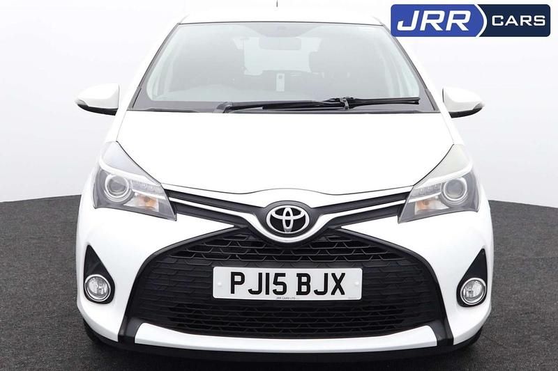 Used Toyota Yaris Sport 99 HP (72 kW) 2015 White Hatchback