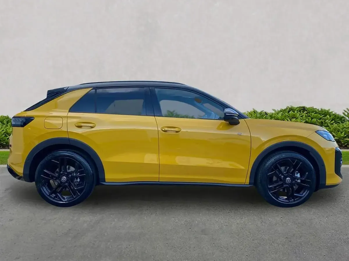 Used VW T-Roc R-line 150 HP (110 kW) 2026 Yellow SUV