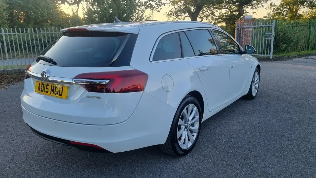 Used Vauxhall Insignia Elite 140 HP (102 kW) 2015 White Estate