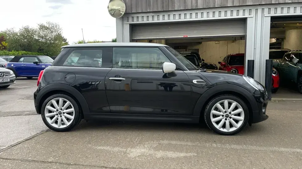 Używany Mini Cooper Classic 134 KM (98 kW) 2020 Czarny Hatchback