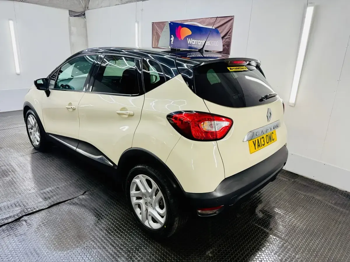 Used Renault Captur Dynamique 90 HP (66 kW) 2013 Cream SUV