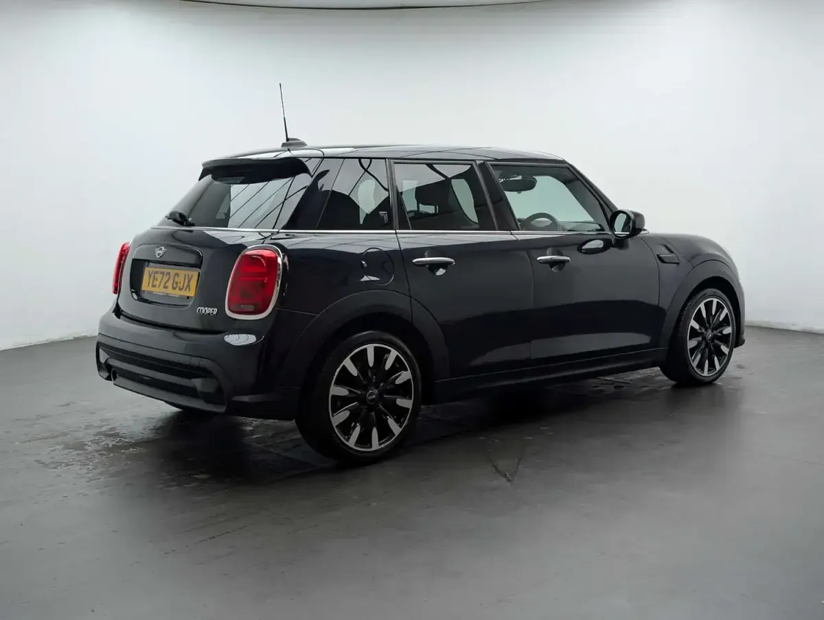 Begagnad Mini Cooper Exclusive 2022 Blå Halvkombi