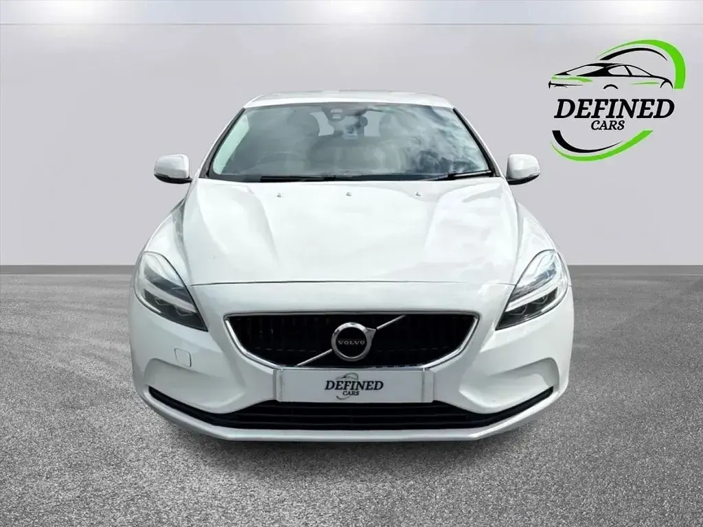 Used Volvo V40 Momentum 122 HP (89 kW) 2018 White Hatchback