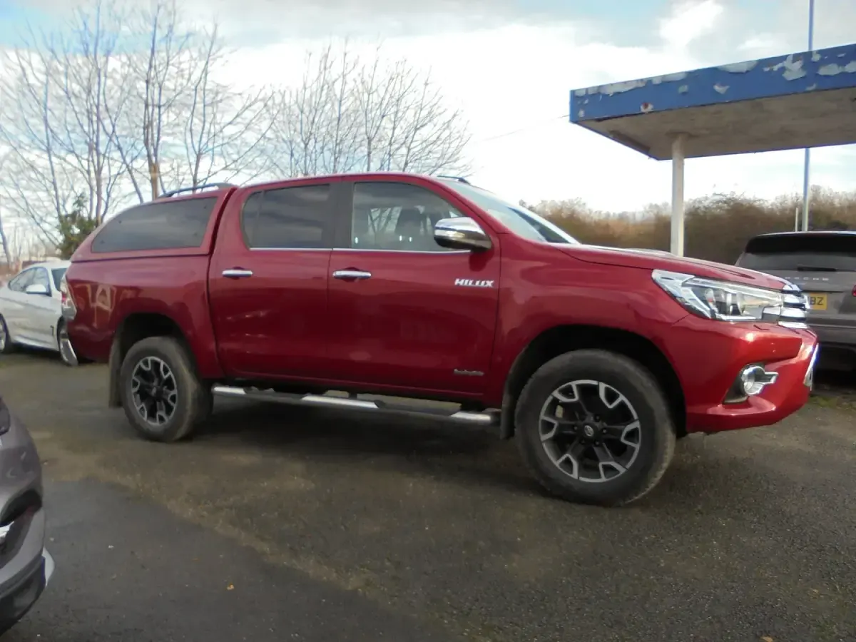 Used Toyota HiLux 150 HP (110 kW) 2017 Red Pickup