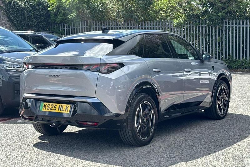 Second-hand Peugeot e-3008 GTi 156 kW (213 CP) 2025 Gri SUV