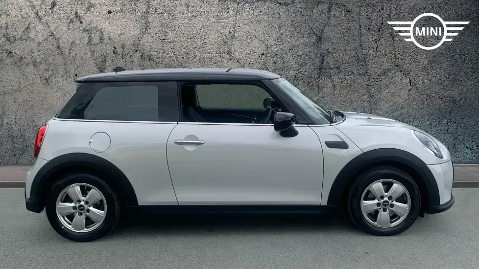 Usado Mini Cooper Classic 134 HP (98 kW) 2022 Prateado Citadino