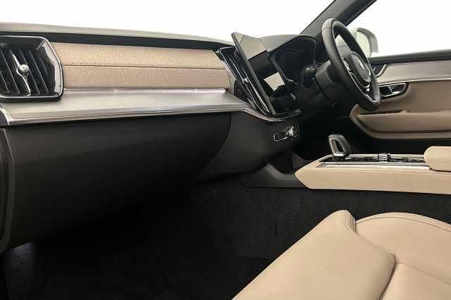 Used Volvo XC90 Core 247 HP (181 kW) 2025 Silver SUV