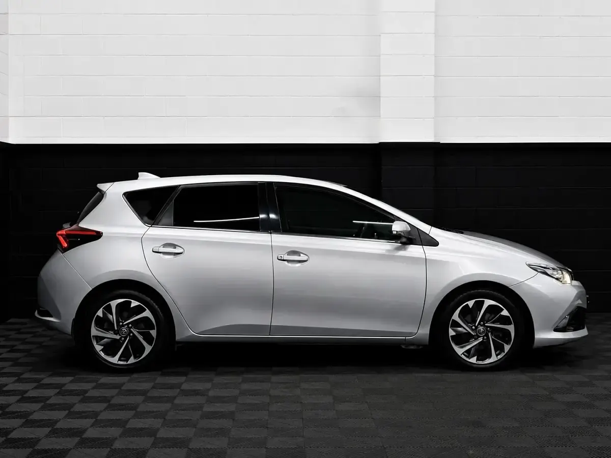 Gebraucht Toyota Auris Design 116 PS (85 kW) 2015 Silber Kleinwagen