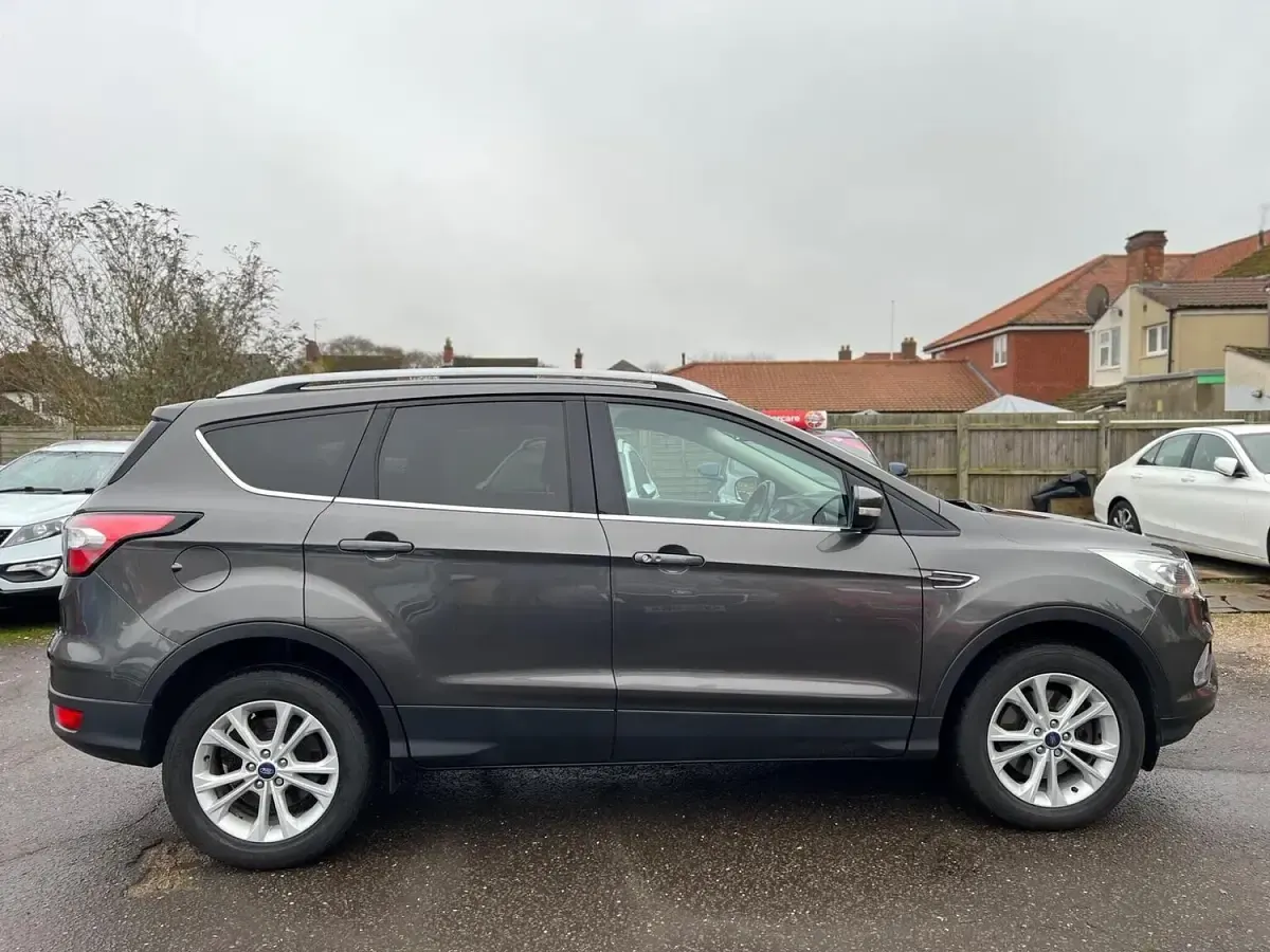 Usado Ford Kuga Titanium 150 CV (110 kW) 2018 Gris SUV