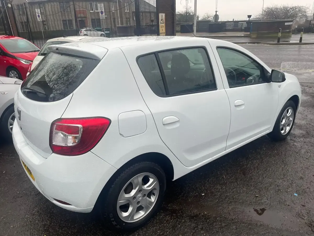 Używany Dacia Sandero Lauréate 90 KM (66 kW) 2015 Biały Hatchback