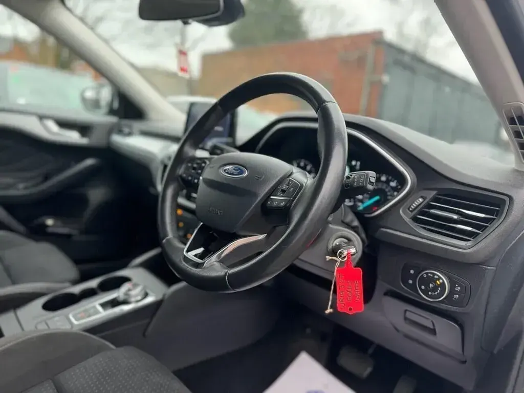 Used Ford Focus Zetec 125 HP (91 kW) 2019 White Hatchback