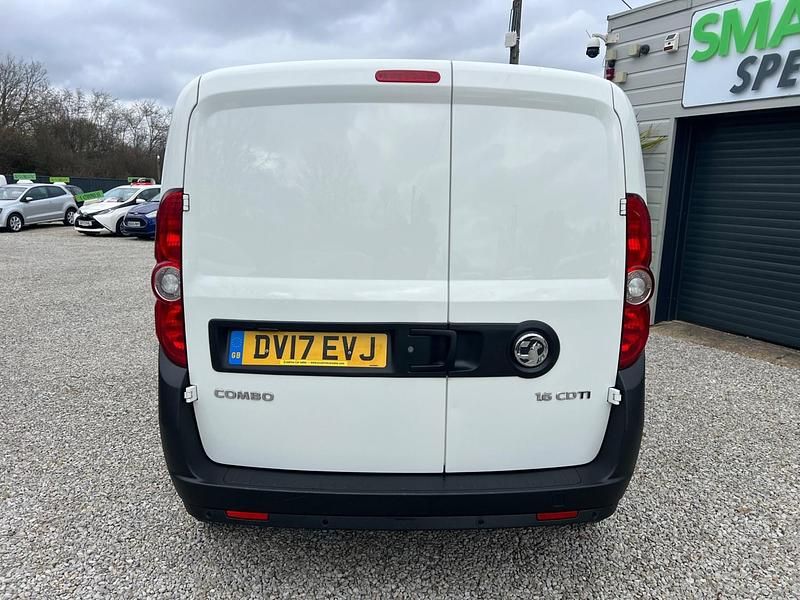 Used Vauxhall Combo S 105 HP (77 kW) 2017 White MPV