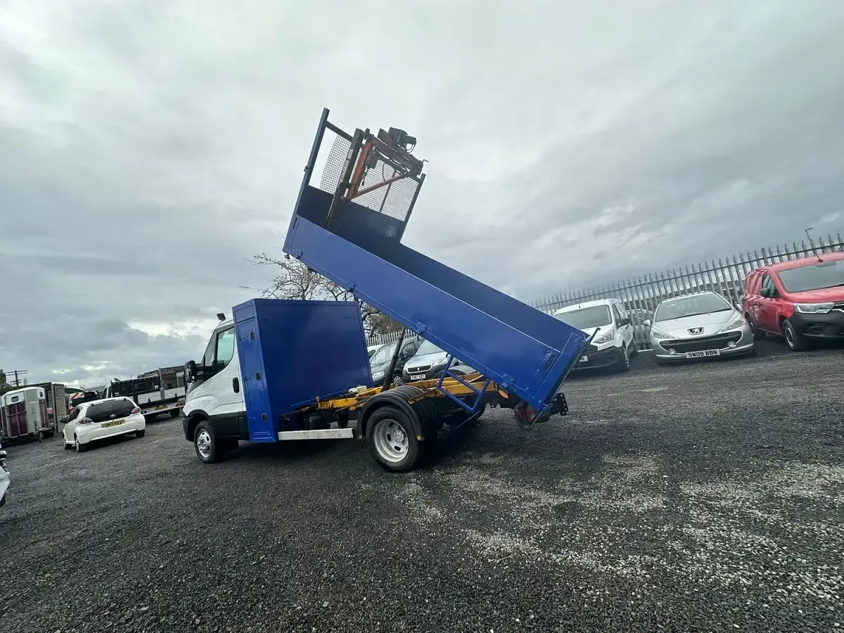 Used Iveco Daily 130 HP (95 kW) 2017 Blue