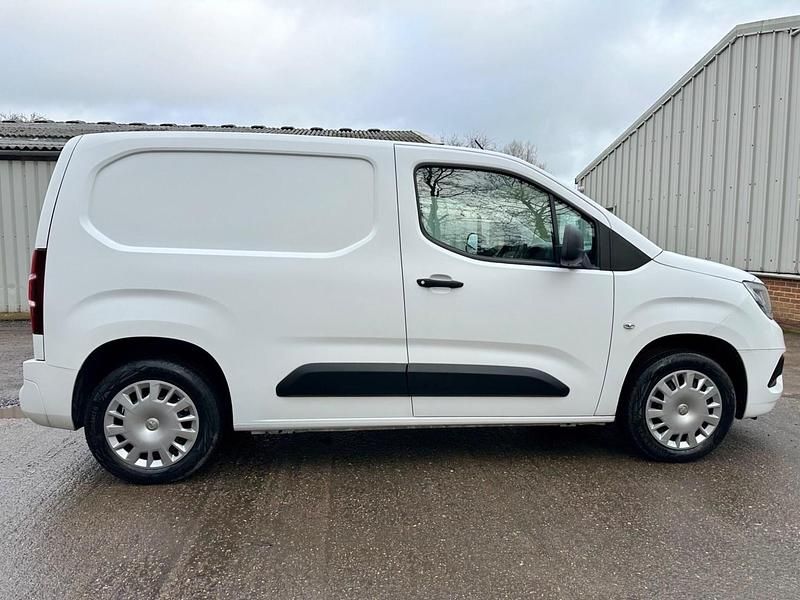 Used Vauxhall Combo Sportive 100 HP (73 kW) 2019 White MPV