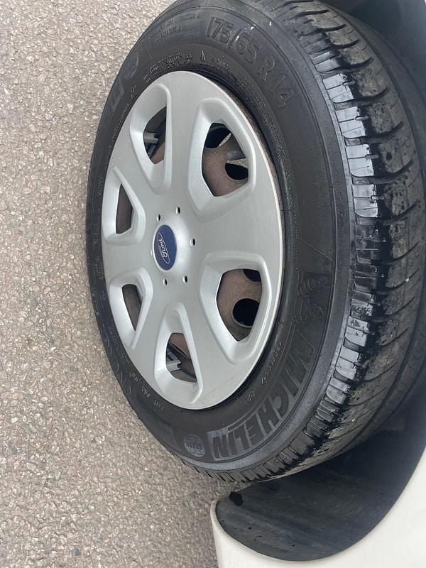 Used Ford Ka 69 HP (50 kW) 2011 White Hatchback