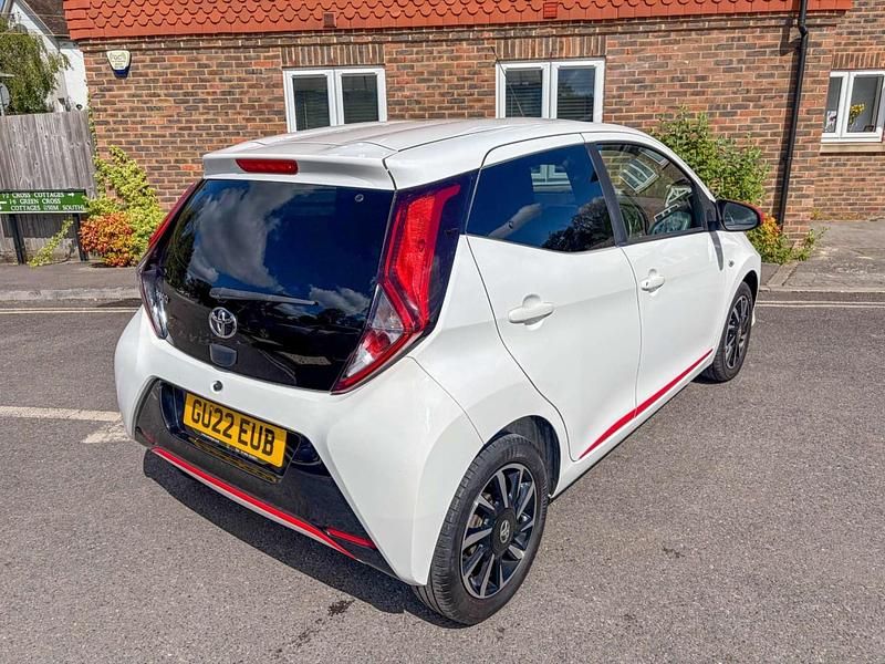 Begagnad Toyota Aygo Trend 2022 Vit Halvkombi
