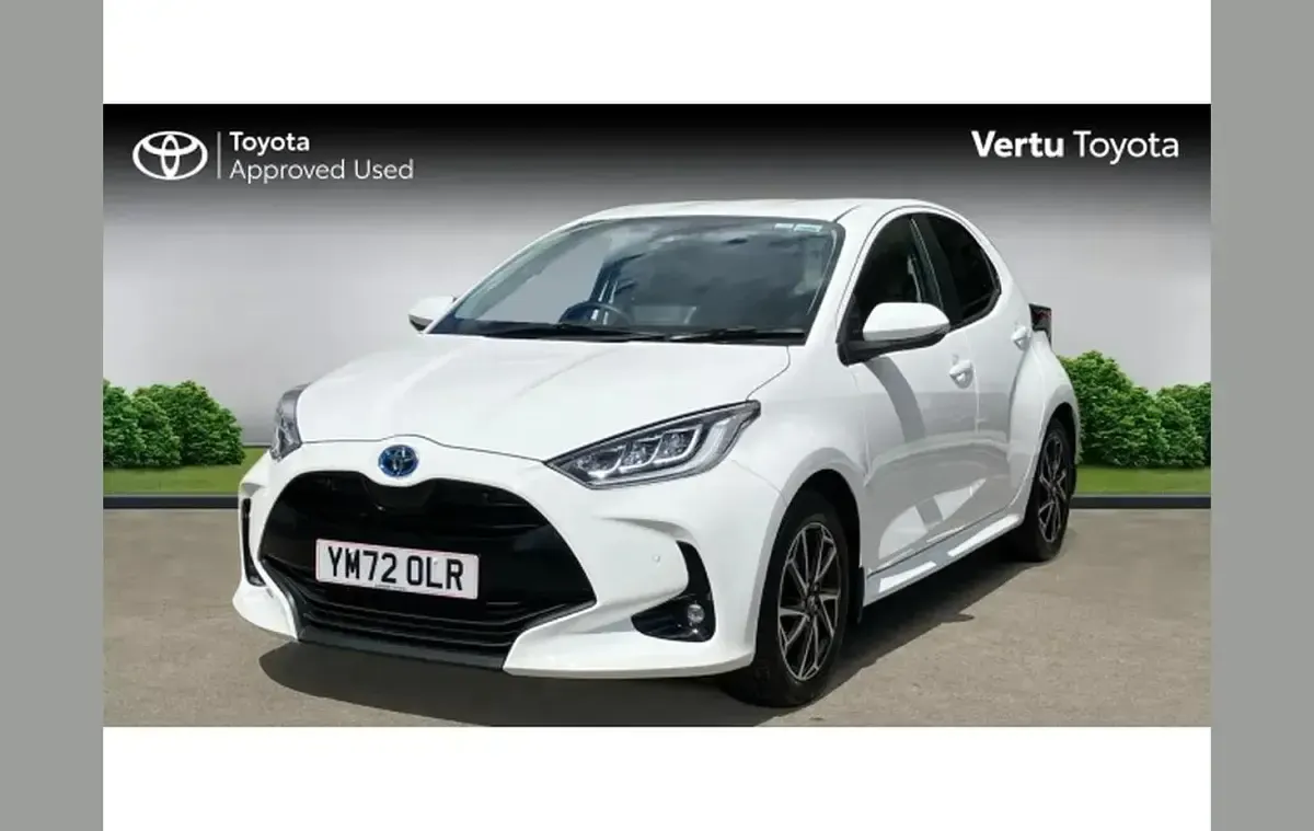 Used Toyota Yaris Design 113 HP (83 kW) 2023 White Hatchback