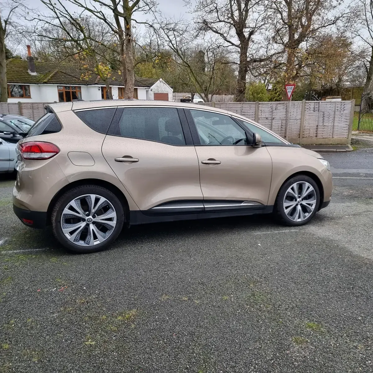 Used Renault Scénic III Dynamique 110 HP (80 kW) 2017 Beige MPV